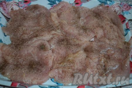 Далее филе солим, перчим,&nbsp;добавляем специи по вкусу и оставляем пропитаться на 10-15 минут.