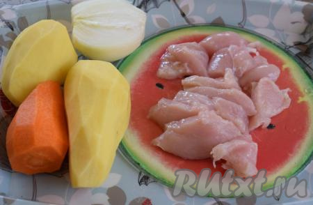 Очистим картофель, морковь и лук, промоем. Куриное филе&nbsp;нарежем&nbsp;на небольшие кусочки.