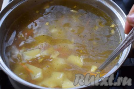 Доводим суп до кипения.