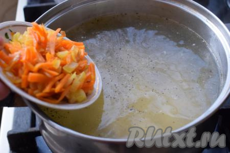 Когда картофель&nbsp;и куриное филе будут готовы, можно добавлять в суп обжаренные овощи.