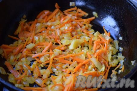 Разогреем сковороду с растительным маслом и отправим в неё наши овощи. На умеренном огне обжариваем морковку с луком до прозрачности, периодически помешивая содержимое сковороды (в течение 5-7 минут).