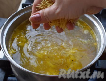 В кипящий куриный суп добавляем вермишель и варим с момента закипания, примерно, 2-3 минуты (до готовности вермишели) на среднем огне. Если вермишель у вас не такая тоненькая, то добавить её надо раньше и варить с момента закипания столько, сколько указано на упаковке.