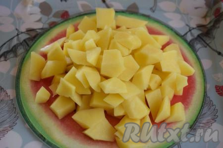 Картофель нарежем дольками или брусочками - как вы любите.