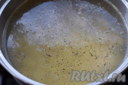 В кастрюлю нальём воду и вскипятим её. Добавим в кипящую воду картофель и кусочки куриного филе. Так как филе у нас нарезано на небольшие кусочки, то время приготовления курицы и картофеля будет практически одинаковым. Варим на среднем огне филе и картофель, примерно, 20 минут (до полной готовности мяса и картошки).&nbsp;Когда наши ингредиенты будут практически готовы, подсаливаем суп по вкусу и добавляем чёрный молотый перец, специи.