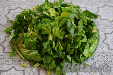 Нарежем листья шпината со&nbsp;стеблями на&nbsp;полоски.