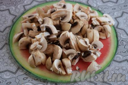 Нарежем грибы на дольки или на четвертинки, или на пластинки - по вашему желанию.