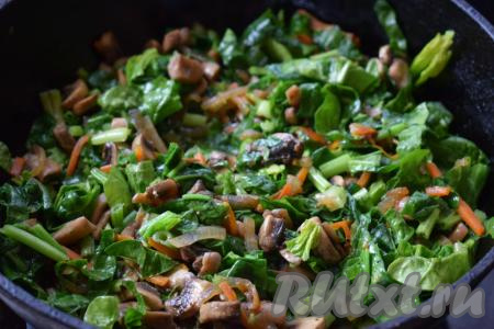 В сковороду к жареным шампиньонам и овощам добавляем шпинат, перемешиваем и тушим 2 минуты на маленьком огне (до готовности шпината).