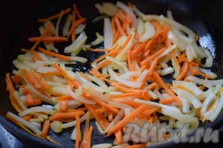 Морковь и лук очистим. Лук нарежем на полукольца, а морковь - тонкой соломкой. Обжарим овощи на медленном огне в сковороде с растительным маслом до прозрачности (в течение минут 10).