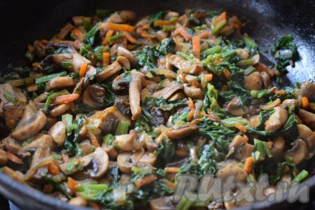 Шпинат придаёт блюду нежную, как бы сливочную, текстуру и сочность. Блюдо получается очень вкусным. Снимаем сковороду с огня - шампиньоны со шпинатом готовы!