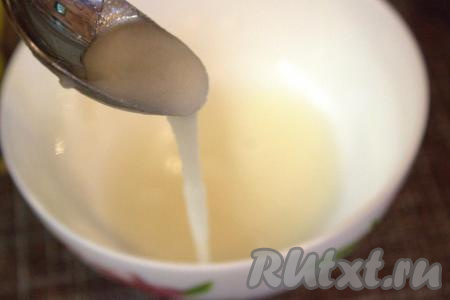 Тем временем приготовить глазурь, для этого в миску нужно насыпать сахарную пудру, влить лимонный сок, хорошо перемешать (до однородного состояния).