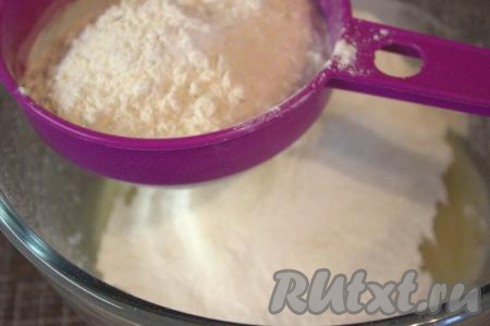 Разрыхлитель перемешать с просеянной мукой. Часть муки добавить в миску, перемешать ложкой.