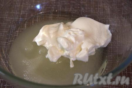 Сюда же добавить сметану любой жирности, снова хорошо перемешать.