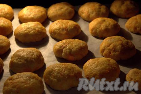 Выпекать морковное печенье в духовке, заранее разогретой до 180 градусов, минут 20-25 (до появления золотистого оттенка). Продолжительность выпечки зависит от размера печенья.