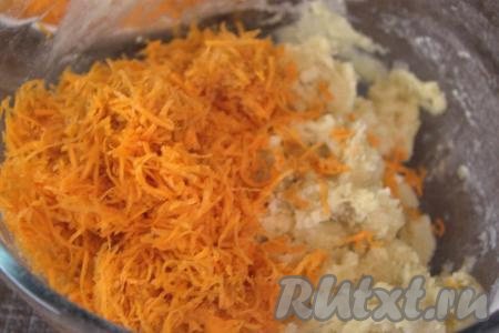 Морковь натереть на мелкой тёрке (для приготовления печенья нам понадобится 180 грамм натёртой морковки), добавить в миску, перемешать.