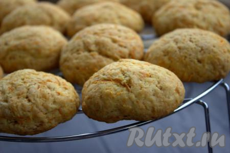 Готовое печенье снять с противня и остудить на решётке.