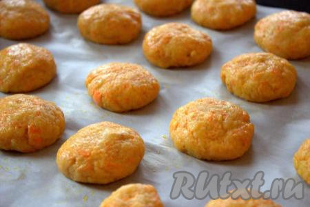 Из морковного теста сформировать шарики, размер которых должен быть немного больше грецкого ореха (у меня получилось 25 штук). На противень, предварительно застеленный пергаментной бумагой, выложить подготовленные шарики на расстоянии друг от друга.