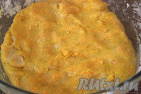 Затем в тесто всыпать оставшуюся смесь муки с разрыхлителем, перемешать (муки может понадобиться чуть больше, это зависит от муки и от сочности морковки). Тесто должно получиться очень нежным и слегка липковатым.