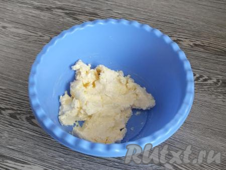 Возьмите глубокую миску и выложите в неё мягкое сливочное масло (для того чтобы масло стало мягким, заранее достаньте его и дайте ему полежать при комнатной температуре), добавьте к нему сахар, желток и разотрите в однородную массу с помощью вилки.