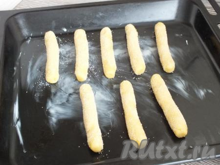 Разогрейте духовку до 200 градусов. Противень смажьте тонким слоем мягкого сливочного масла (вам понадобится, примерно, 0,5 чайной ложки). Выложите подготовленное португальское печенье и поставьте выпекаться в разогретую духовку на 12-15 минут. Учитывайте особенности своей духовки.