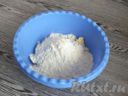 Добавьте муку.