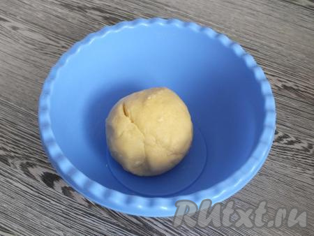 Замесите мягкое, податливое тесто, оно не должно прилипать к рукам.