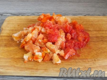 Подготовьте помидоры. Если помидоры замороженные, тогда обдайте их кипятком, пусть немного постоят, затем снимите кожицу и нарежьте на произвольные кусочки. Если помидоры свежие, тогда сделайте на поверхности каждого овоща крестообразный надрез, затем переложите в чашу, залейте кипятком и оставьте на 1-2&nbsp;минуты, после снимите кожицу и нарежьте на кусочки произвольного размера.
