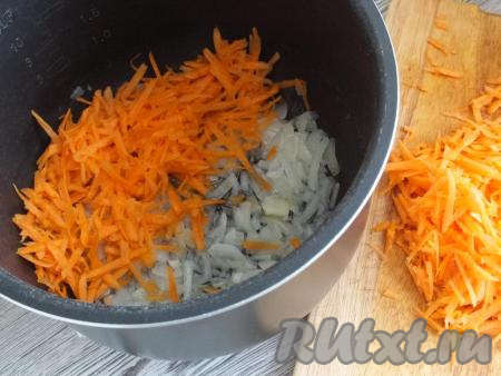 В мультиварке включите режим "Выпечка", налейте растительное масло. Разогрейте немного. После добавьте к маслу морковь и лук, обжаривайте, помешивая, в течение&nbsp;10 минут.