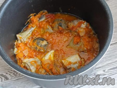 Минтая, тушёного с овощами, можно подавать как самостоятельное блюдо или с гарниром.