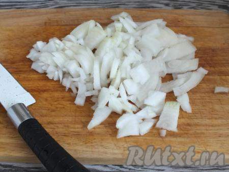 Лук очистите и нарежьте произвольно.