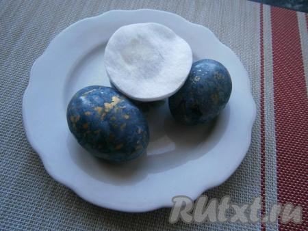 Для придания яйцам блеска нужно взять ватный диск, смочить его немного растительным маслом и промокнуть&nbsp;яйца (не растирать, чтобы не смазать краску).