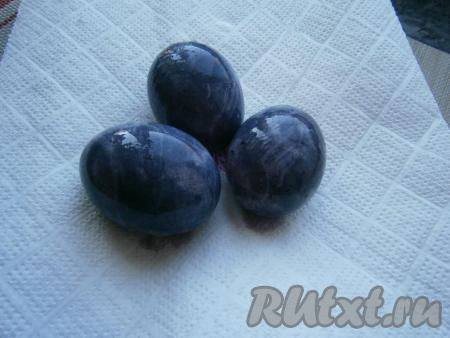 Довести до кипения, а затем варить яйца в чае каркаде 15 минут на небольшом огне. Нужно следить за кипением и снимать пену, которая образуется в чае. Далее яйца оставить в ковшике до полного остывания (часа на 2-3). Достать яйца и выложить их на бумажное полотенце, дать обсохнуть.