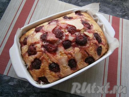 Выпекать пирог с клубникой в духовке, разогретой до 180 градусов, около 50 минут (проверить готовность можно с помощью деревянной шпажки&nbsp;- при прокалывании готового пирога шпажка по-прежнему будет сухой, без следов теста).