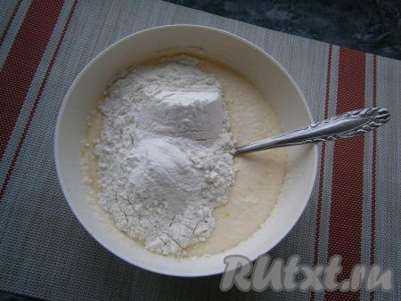 Всыпать в получившуюся массу просеянную с разрыхлителем муку, перемешать ложкой.