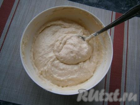 Тесто должно получиться похожим на тесто для оладий или на достаточно густую сметану.