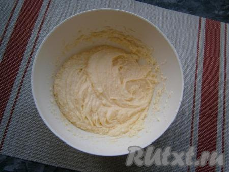 Взбить получившуюся смесь миксером до однородного состояния.