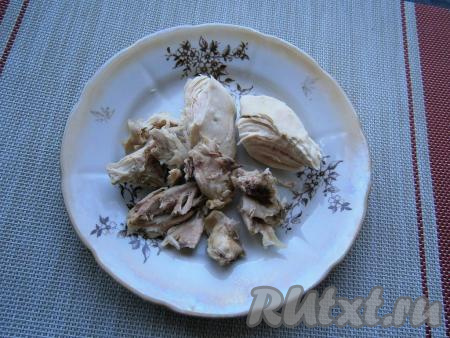 Куриное мясо для этого салата можно взять любое (у меня кусочек филе и мясо с окорочка), отварить его в течение 40 минут с начала закипания воды, затем остудить.