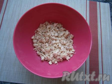 Мясо нарезать в миску небольшими кусочками.