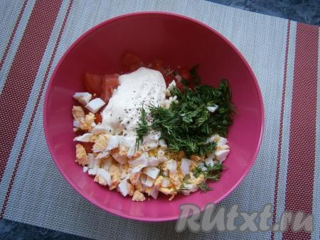 Зелень укропа и чеснок мелко нарезать и вместе с майонезом, солью и молотым чёрным перцем добавить в салат.