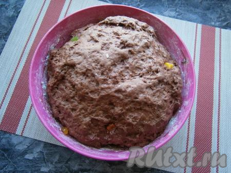 Тесто прикрыть плёнкой и оставить в тепле на 2 часа. За это время оно должно увеличиться в 2-3 раза.