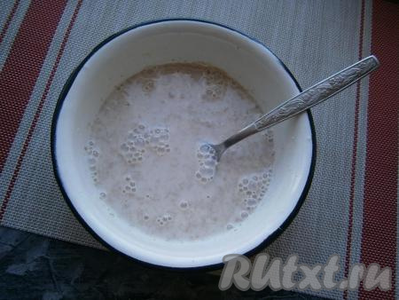 Всё хорошенько перемешать, накрыть плёнкой и оставить в тёплом месте на 15-20 минут.