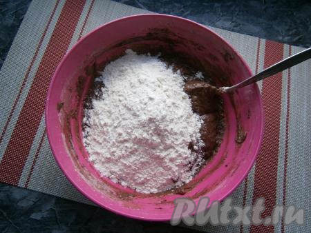 Тесто снова перемешать и всыпать оставшуюся муку (муки может понадобиться и чуть больше).