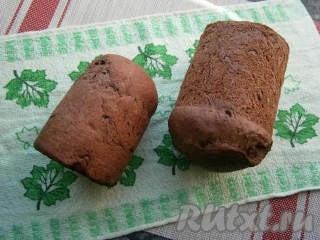 Духовку разогреть до 200 градусов, поместить в неё формы с тестом. Печь шоколадные куличи 10 минут, затем температуру снизить до 180 градусов и печь ещё 20-25 минут (готовность выпечки проверить деревянной шпажкой). Готовые куличи немного остудить в формочках, аккуратно извлечь и дать остыть.