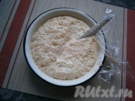 За это время, при использовании качественных дрожжей, опара хорошо подойдёт и будет "бурлить".