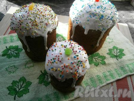 Теперь шоколадные куличи можно покрыть любой глазурью (например, белковой глазурью или глазурью с желатином) и посыпать кондитерской посыпкой.