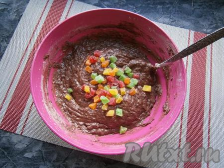 Перемешать, тесто будет напоминать сметану средней густоты или тесто на оладьи. Добавить цукаты (или изюм).