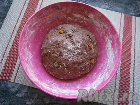 Замесить мягкое, чуть липнущее, но хорошо держащее форму тесто.