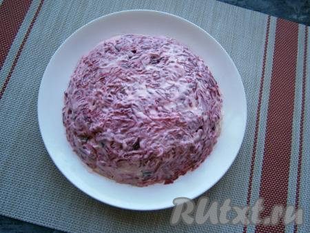 Майонез хорошо размазать, чтобы были смазаны и бока салата.