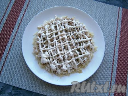 Куриное мясо нарезать кусочками и выложить его вторым слоем, поперчить и тоже смазать майонезом.