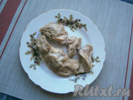 Предварительно отварить свеклу, картофель, яйца и курицу. Свекла варится около 1 часа в кипящей воде, картофель - около 25-30 минут, яйца куриные - 10-15 минут с момента закипания воды, перепелиные - 2-3 минуты с начала кипения воды. Мясо курицы варится в подсоленной воде около 35-40 минут. Яйца и овощи остудить и очистить. Также куриное мясо остудить, если есть кости - убрать.