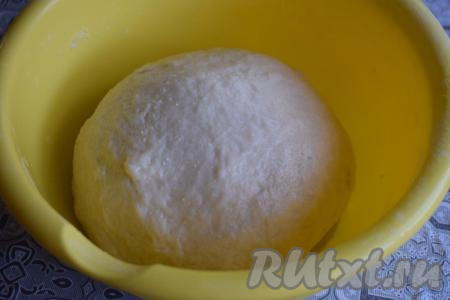 Вымешиваем тесто до гладкости и однородности в течение 8-10 минут. Тесто по консистенции получается плотным, не липнущим к рукам и хорошо держит форму. Накрываем миску с тестом плёнкой и оставляем на расстойку на 1,5 часа.